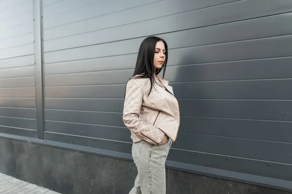 Mujer Joven Atractiva Chaqueta Cuero Gran Tamaño Con Estilo Jeans —  Fotos de Stock