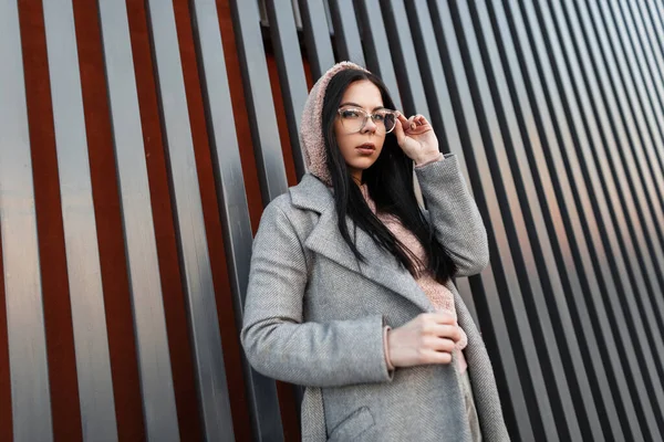 아름다운 스타일의 유행하는 코트를 도시의 빈티지 근처에서 패션용 안경을 있습니다 — 스톡 사진
