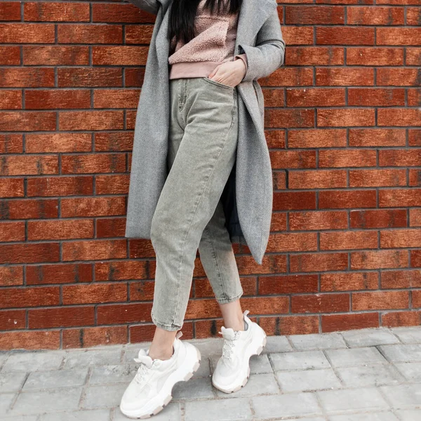 Mujer Joven Moderna Sudadera Rosa Con Estilo Jeans Vintage Abrigo — Foto de Stock