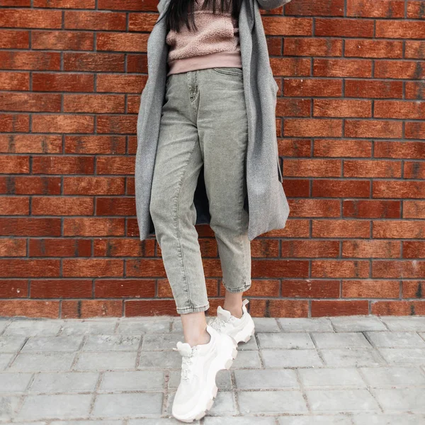 Mujer Joven Con Estilo Sudadera Rosa Vintage Jeans Moda Abrigo — Foto de Stock
