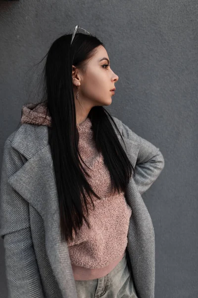 Portret Vrij Aantrekkelijke Stijlvolle Vrouw Brunette Met Lang Haar Jeugd — Stockfoto