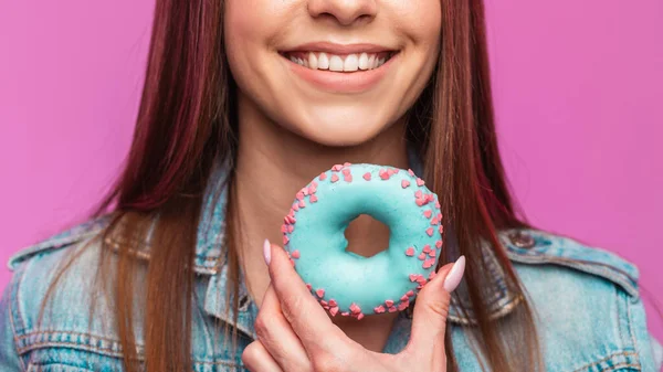 Primer Plano Encantadora Sonrisa Linda Con Los Dientes Mujer Joven — Foto de Stock