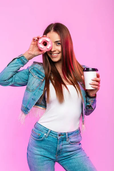 Joven Alegre Con Sonrisa Positiva Con Taza Sostiene Sabroso Donut — Foto de Stock