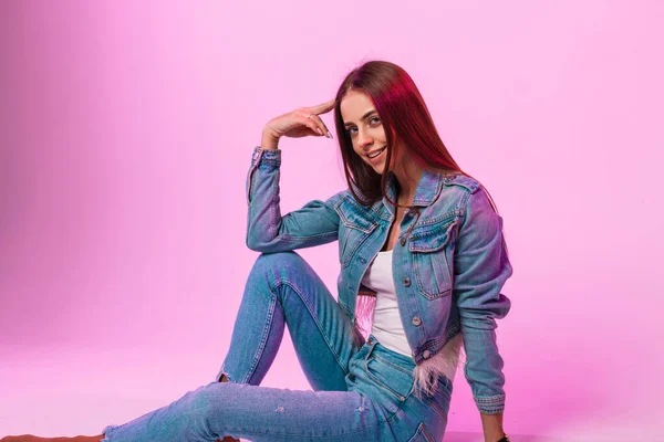Moderno Modelo Moda Feliz Jovem Mulher Jaqueta Jeans Vintage Elegante — Fotografia de Stock