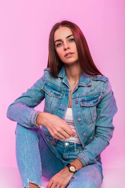 Moderne Leuke Mode Model Jonge Vrouw Spijkerjasje Vintage Jeans Stijlvolle — Stockfoto