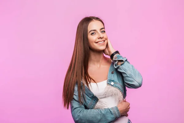 Mujer Joven Feliz Moda Con Una Linda Sonrisa Elegante Ropa — Foto de Stock