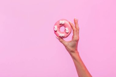 Pembe arka planda izole edilmiş renkli çörekler. Sağlıklı bir diyet değil. Reklam için boşluk kopyala.