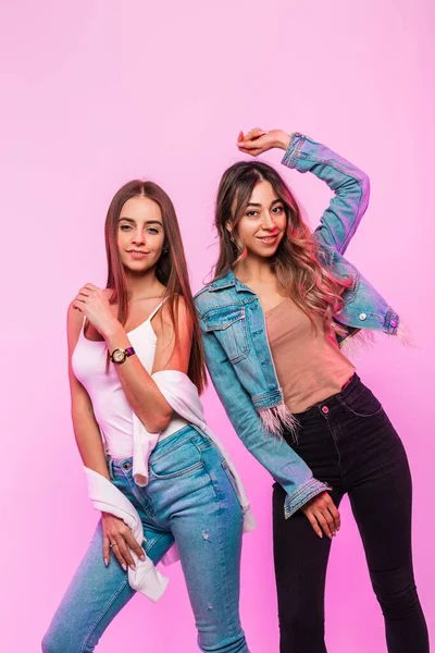 Lustige Models Attraktive Frauen Mit Lächeln Trendigen Jeans Jugendkleidung Posieren — Stockfoto