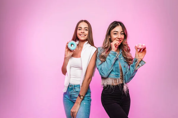 Lustige Mode Schöne Frauen Mit Positivem Lächeln Lässiger Stylischer Jeans — Stockfoto