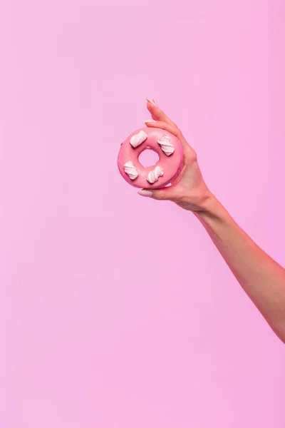 Weibliche Hand Hält Leckeren Farbigen Donut Auf Rosa Hintergrund Süßigkeiten — Stockfoto