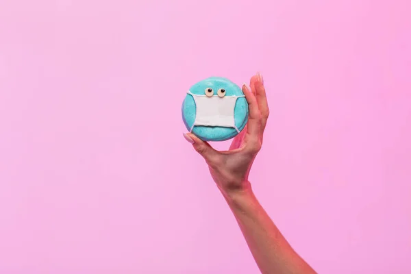 Donut Divertido Creativo Azul Con Una Máscara Médica Sobre Fondo — Foto de Stock