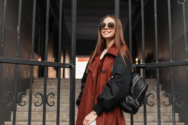 Elegante Mujer Hipster Joven Feliz Con Sonrisa Gafas Sol Con — Foto de Stock