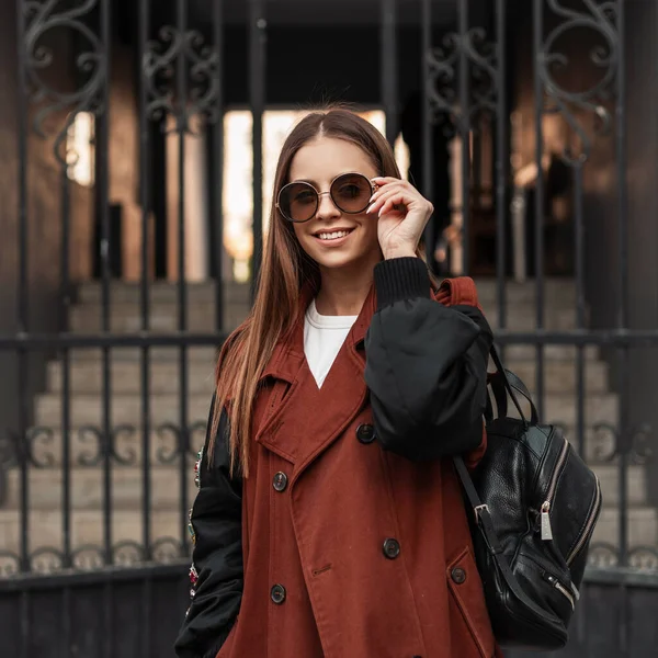 Élégant Positif Jeune Femme Hipster Avec Sourire Heureux Tient Redresse — Photo