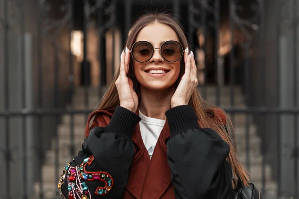 Смішний Свіжий Портрет Весела Молода Жінка Модель Позитивною Посмішкою Модному — стокове фото