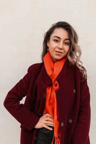 Modeporträt Niedlich Attraktive Junge Frau Weinrotem Modischen Mantel Mit Orangefarbenem — Stockfoto