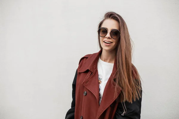 Mujer Joven Urbana Bastante Feliz Con Una Linda Sonrisa Ropa —  Fotos de Stock