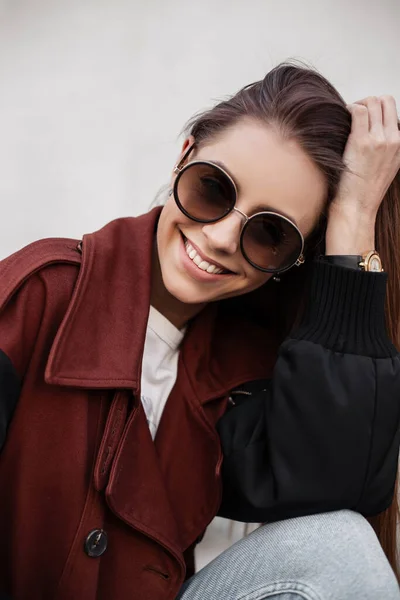 Die Hübsche Junge Hipsterfrau Mit Der Trendigen Sonnenbrille Schicken Trenchcoat — Stockfoto