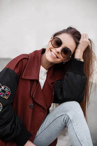 Fröhliche Junge Hipsterfrau Mit Trendiger Sonnenbrille Schicken Trenchcoat Glättet Die — Stockfoto