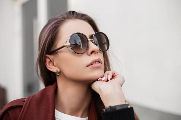 Retrato Hermosa Joven Mujer Hipster Gafas Sol Oscuras Moda Elegante — Foto de Stock