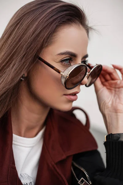 Beau Portrait Élégant Jeune Femme Tenue Mode Avec Des Lunettes — Photo