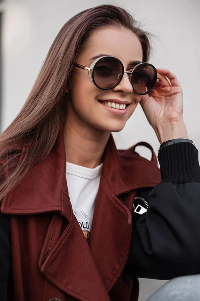 Szczęśliwy Stylowy Młoda Kobieta Pozytywnym Uśmiechem Płaszczu Moda Trench Modnych — Zdjęcie stockowe