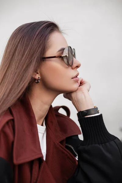 Mujer Joven Urbana Moderna Hipster Con Pelo Largo Con Labios —  Fotos de Stock