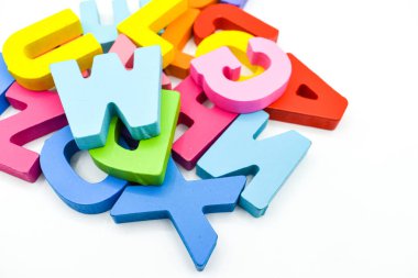 Beyaz arka planda izole edilmiş renkli ahşap alfabe harfleri. öğrenme kavramı