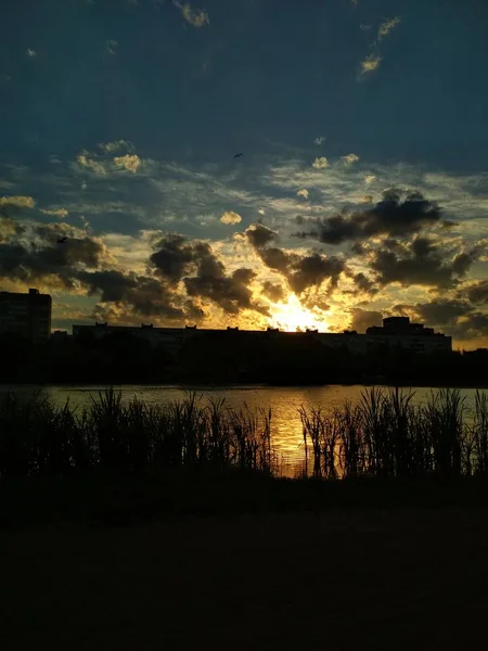Ένα Όμορφο Ηλιοβασίλεμα Ένας Φωτεινός Ηλιόλουστος Δίσκος Πολύχρωμα Σύννεφα Στον — Φωτογραφία Αρχείου