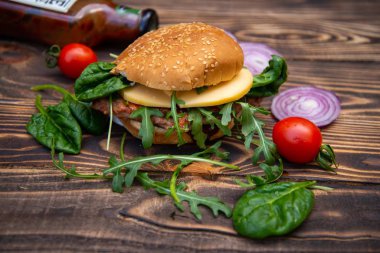 Hamburger ve domates, roka, mor soğan.