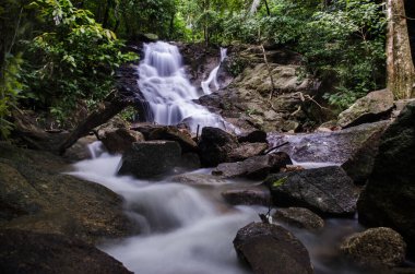 Yağmur ormanlarındaki şelale ve ormandaki temiz hava rahatlar ve serinler. 