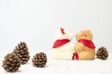 Oyuncak ayı ve çam çiçeği tatlı bayram ve hediye zamanı