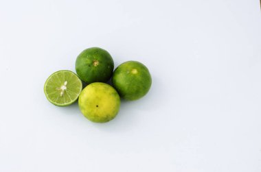 Taze ve ekşi pişirmek için limon ve limon.