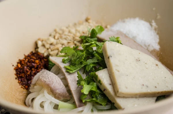 Varkensvlees Noodle Soep Kruiden Koken Streetfood Thailand — Stockfoto