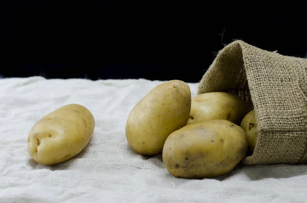 Patatas Frescas Cocinar Wok Bodegón Bolsa Cáñamo —  Fotos de Stock