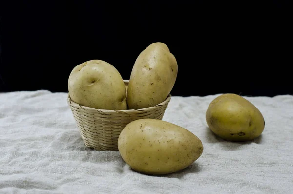 Kartoffeln Frisch Und Wok Stillleben Hanfsack Gekocht — Stockfoto