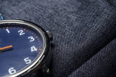 Mavi kot tarzı erkeklerin yaşam gölgesini izle. 