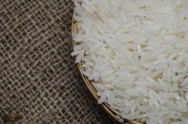 Tayland 'da pişmemiş pirinç ve yapışkan pirinç kenevir torbasında sadece pirinç.