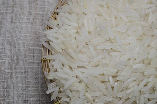 Tayland 'da pişmemiş pirinç ve yapışkan pirinç kenevir torbasında sadece pirinç.