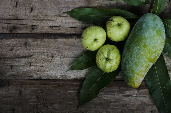 Mevsimlik taze ve sağlıklı besin ürünü olan Tayland meyvesi. 