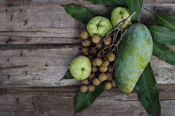 Mevsimlik taze ve sağlıklı besin ürünü olan Tayland meyvesi. 