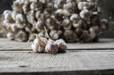 Bir demet taze yiyecek ve baharat ile kurutulmuş sarımsak.