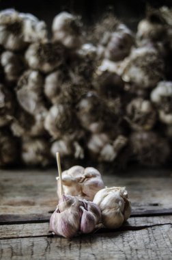 Bir demet taze yiyecek ve baharat ile kurutulmuş sarımsak.