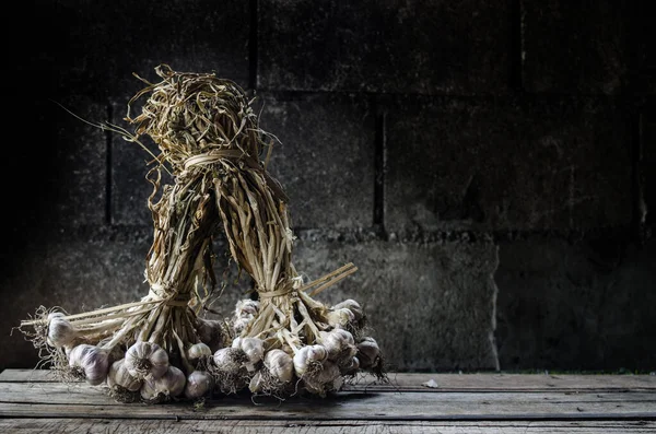 Bir demet taze yiyecek ve baharat ile kurutulmuş sarımsak.