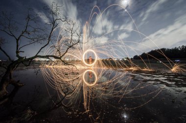 Havai fişekler çelik yün ve parti plajlarını sallar. 