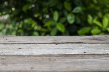 Ahşap zemin ve yeşil bokeh bulanıklığı