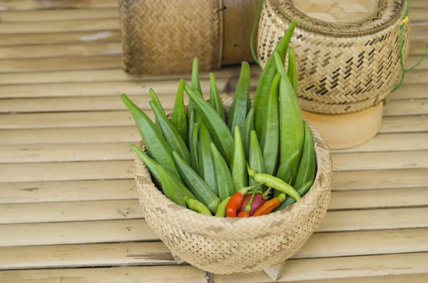 Buah Okra Dalam Keranjang Konutri Sayuran Hijau Vitamin Tinggi — Stok Foto
