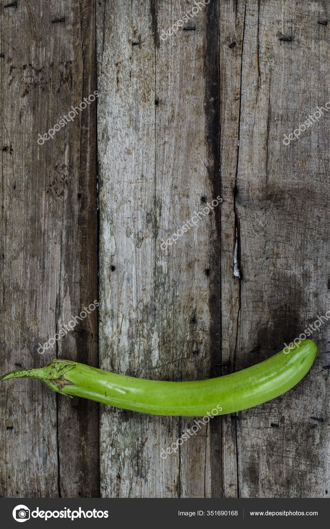 Berenjena Verde Sobre Madera Textura Fondo Comida Sana Vegana — Foto de