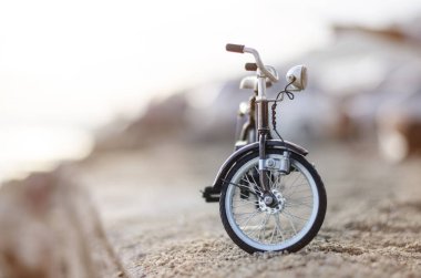 Plajda bisiklet gezintisi ve dinlenme zamanı.