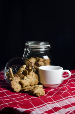 Kırmızı halıda sıcak sade kahve ve taze gün için de kurabiye ve ekmek.   