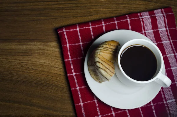 Café Negro Caliente Alfombra Roja Con Galletas Pan Mesa Para — Foto de Stock